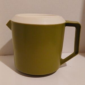 Vtg 70s Retro Rubbermaid Avacado Green and White Pitcher